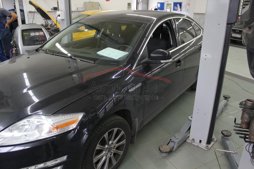 Мондео на подъемнике