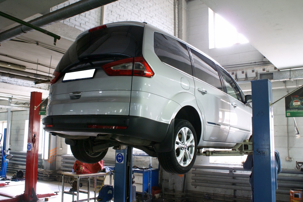 Форд на подъемнике