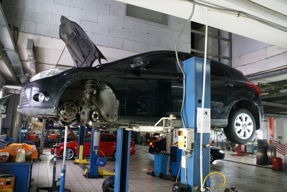 Форд на подъемнике в сервисе