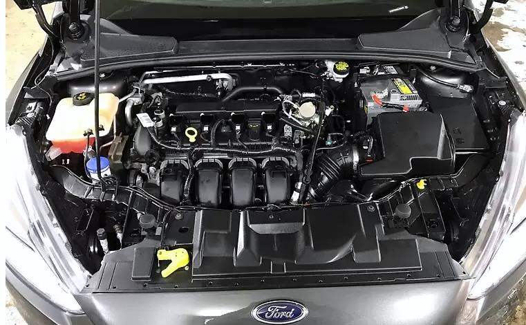 открытый капот на Форде