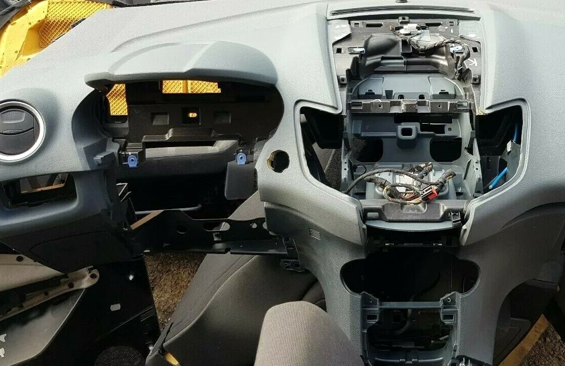 разобранная передняя панель автомобиля