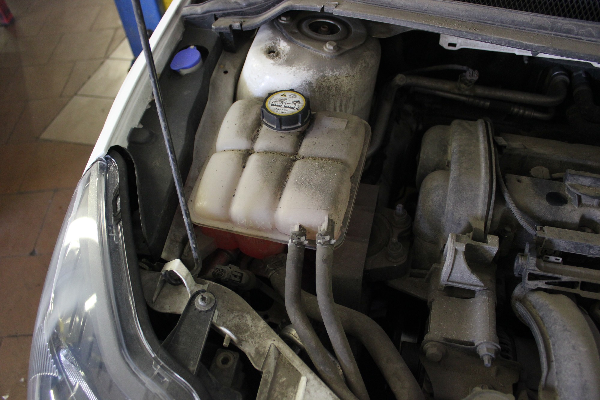 расширительный бачок под капотом