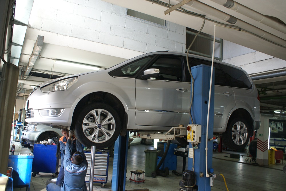 Форд на подъемнике