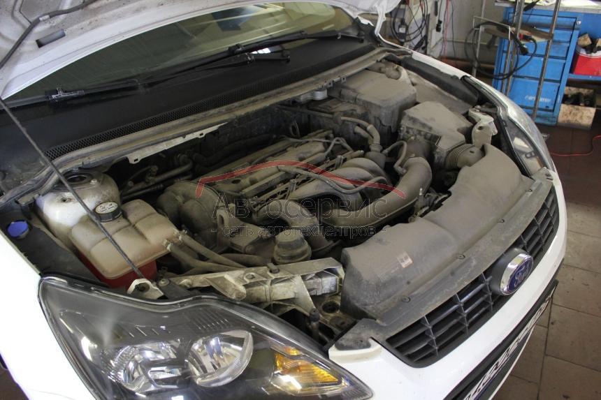 открытый капот на Форде