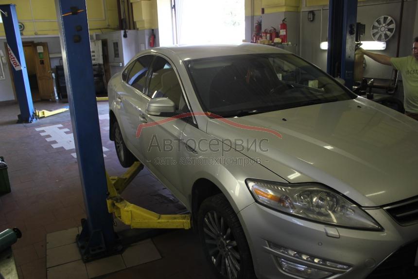 Мондео на подъемнике