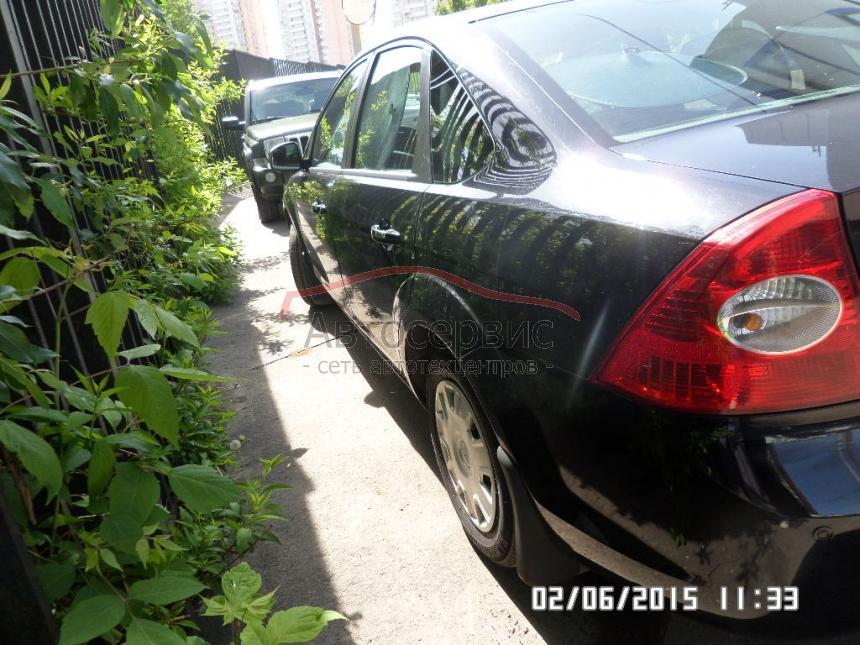 Фокус сбоку у забора