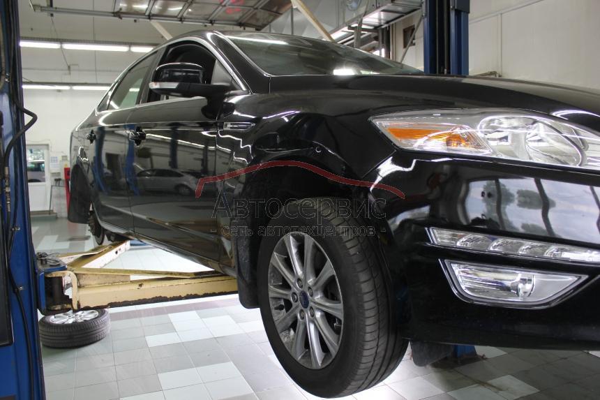 Форд на подъемнике