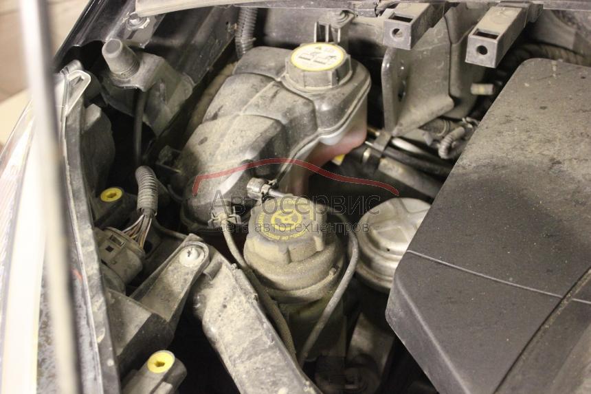 расширительный бачок под капотом