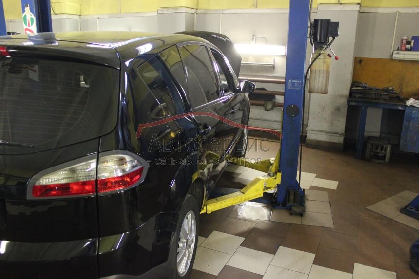 Форд на подъемнике