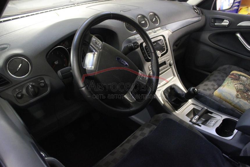 руль в салоне Форда