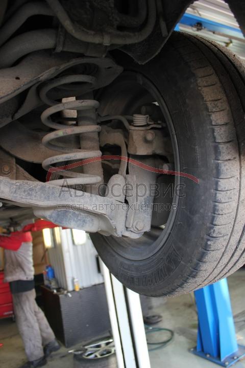 задняя подвеска автомобиля снизу