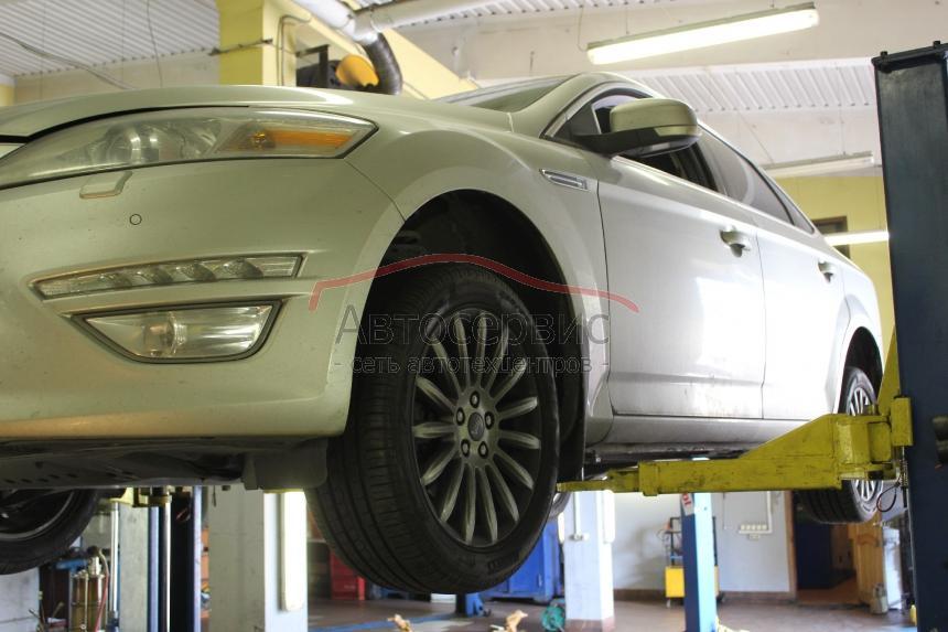 Мондео на подъемнике