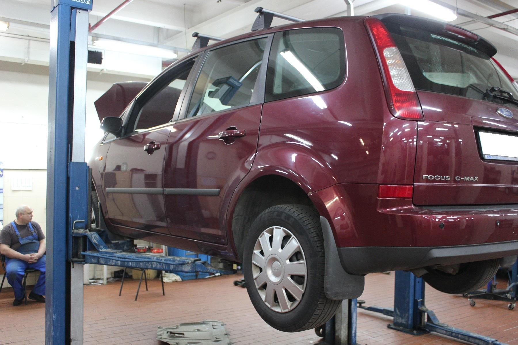 Форд на подъемнике