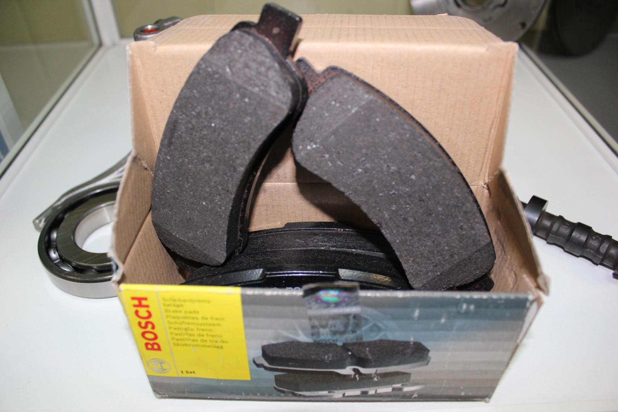 новые тормозные колодки в коробке