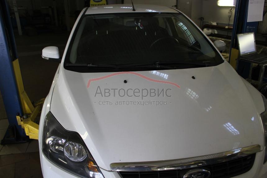 белый Фокус в автосервисе