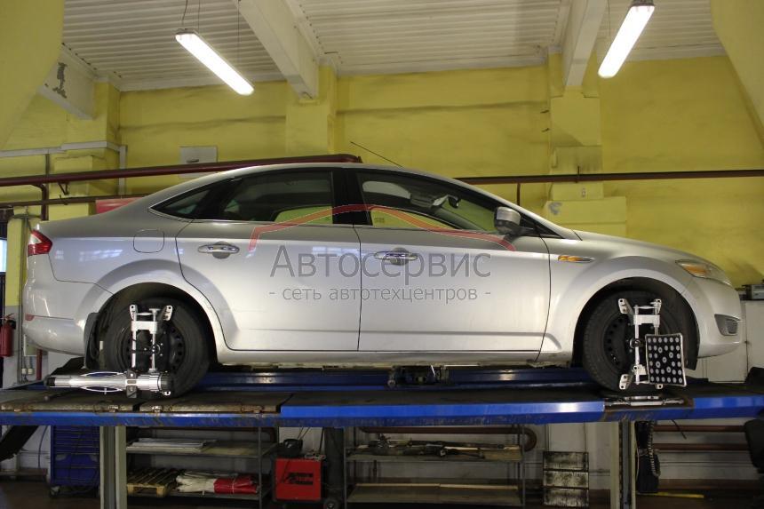 Форд на стенде сход-развала