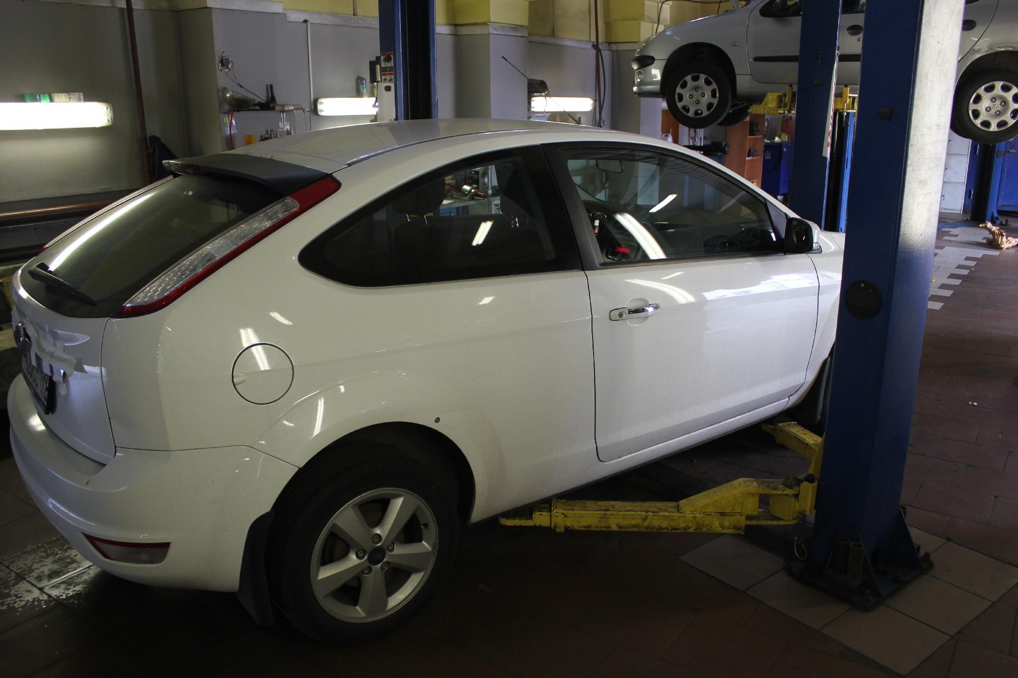 белый Фокус на подъемнике