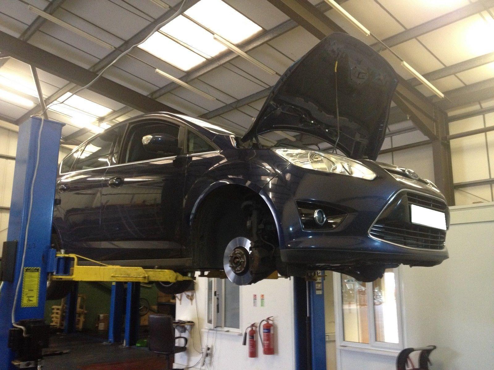 Форд на подъемнике