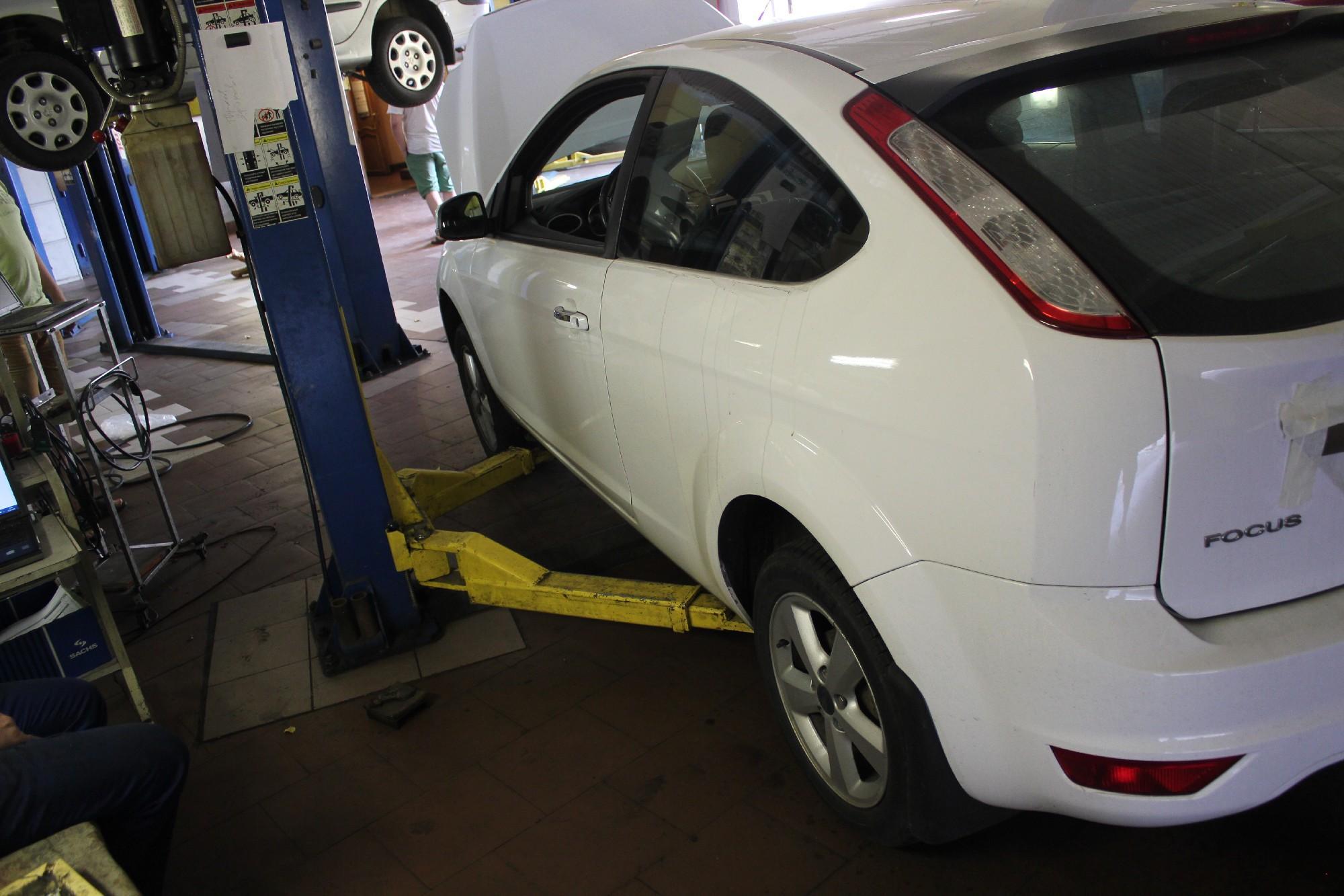 белый Фокус на подъемнике