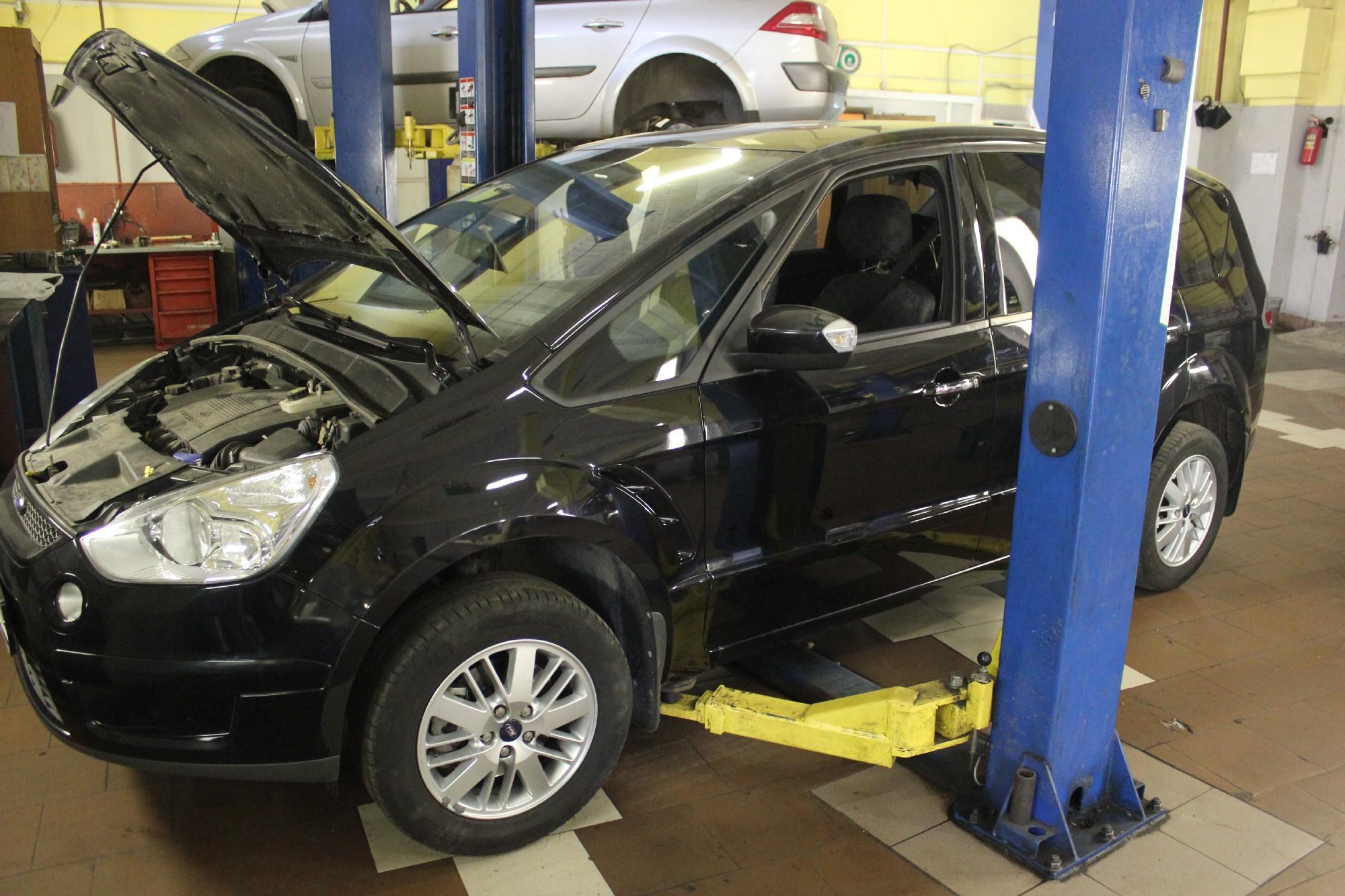 черный Форд на подъемнике