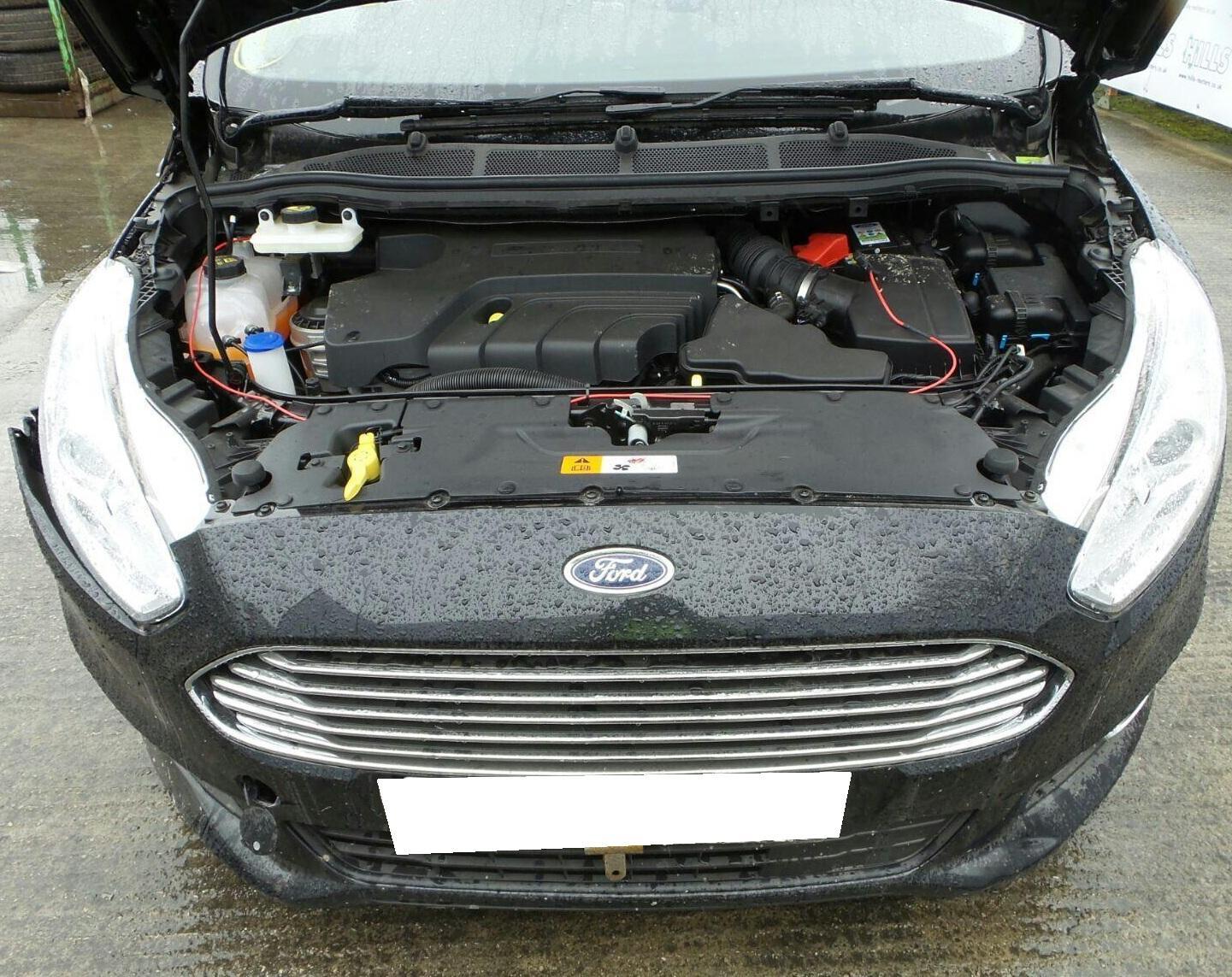 открытый капот на Форде