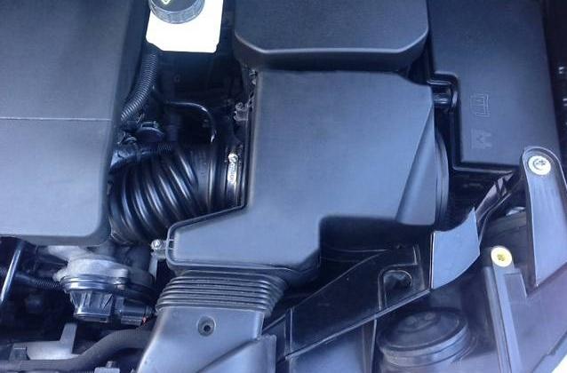 корпус воздушного фильтра под капотом