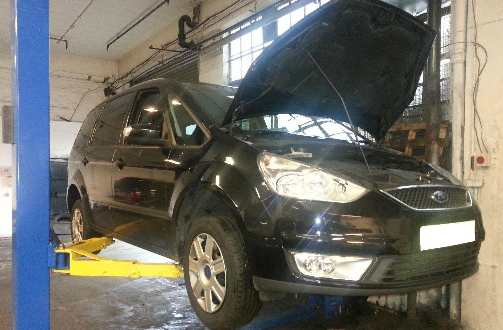 Форд на подъемнике