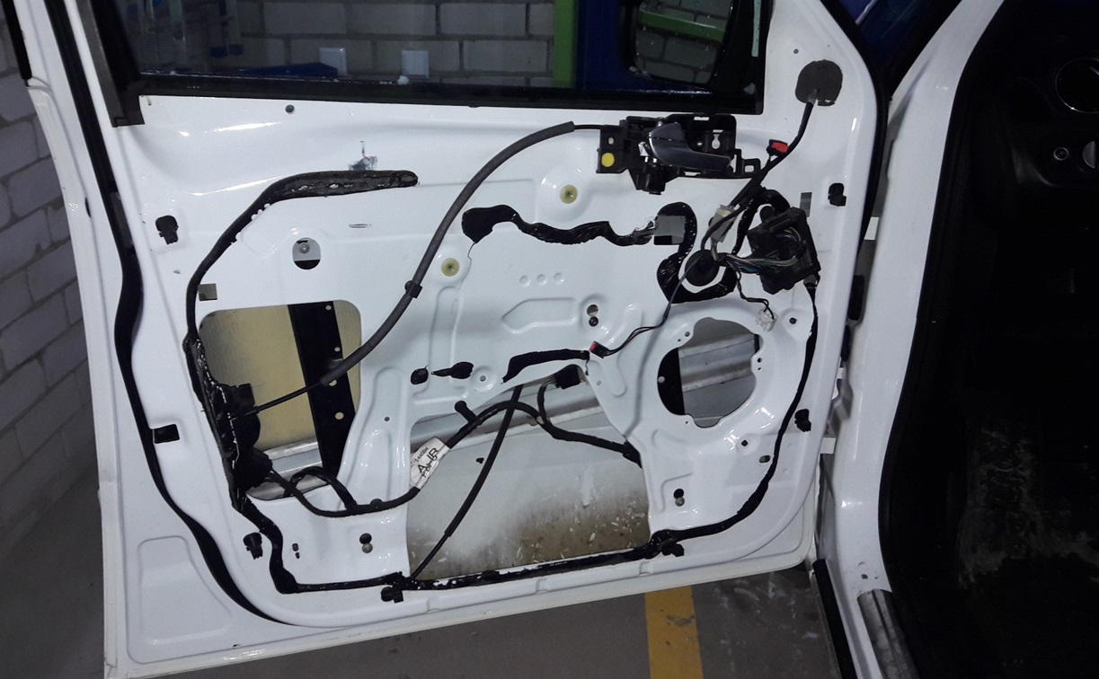 Разборка двери для ремонта стеклоподъемника Форд
