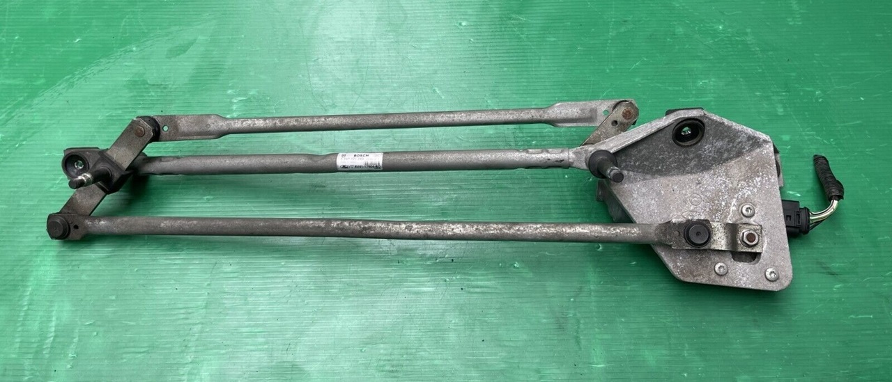 Снятый механизм стеклоочистителя