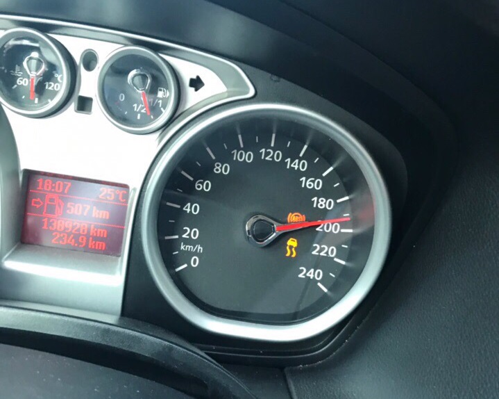 Индикаторы говорят о проблемах с датчиком АБС Форд