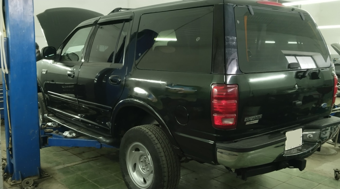 Подготовка автомобиля для замены опоры двигателя