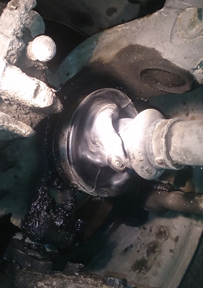 Поврежденный пыльник ШРУС