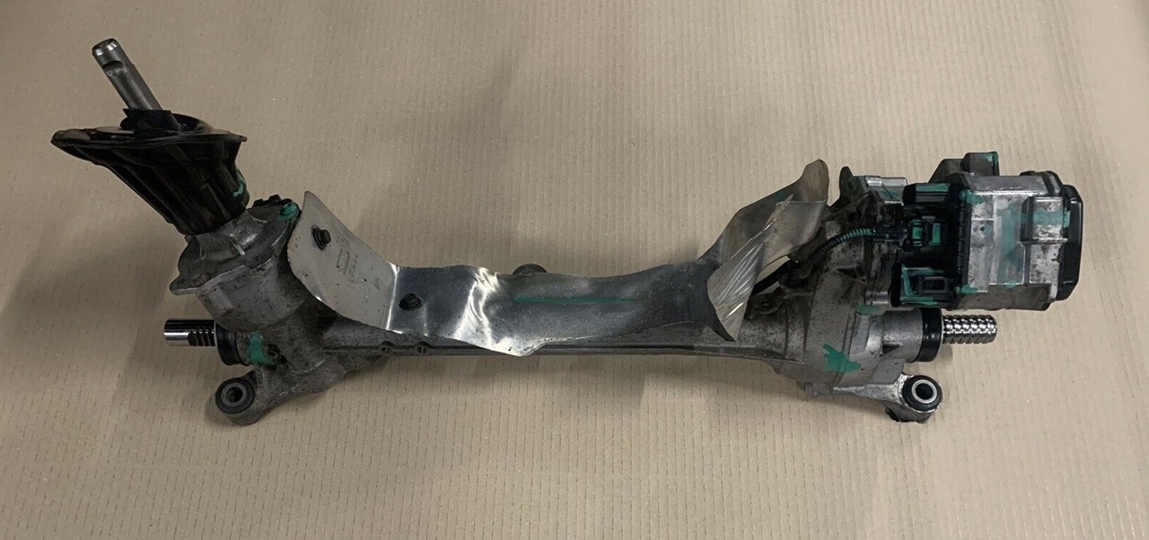 Демонтированная рулевая рейка