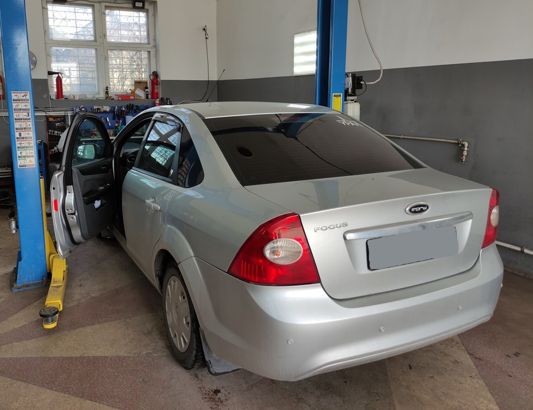 Подготовка Форда к замене вентилятора отопителя