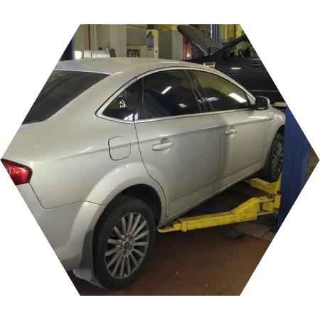 Форд Мондео в процессе обслуживания АКПП в автосервисе