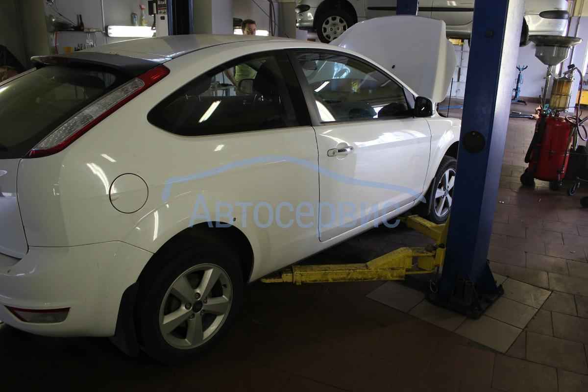 хетчбэк Форд на подъемнике