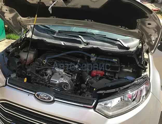 открытый капот на Форде