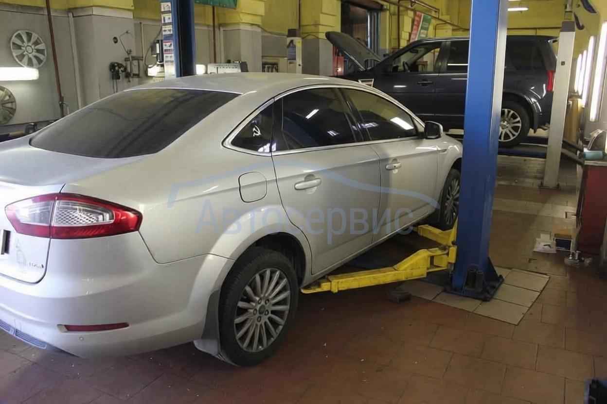 Форд Мондео в процессе обслуживания АКПП в автосервисе