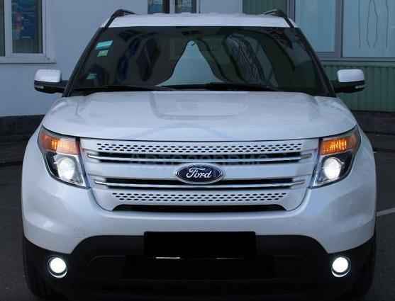 белый Эксплорер спереди