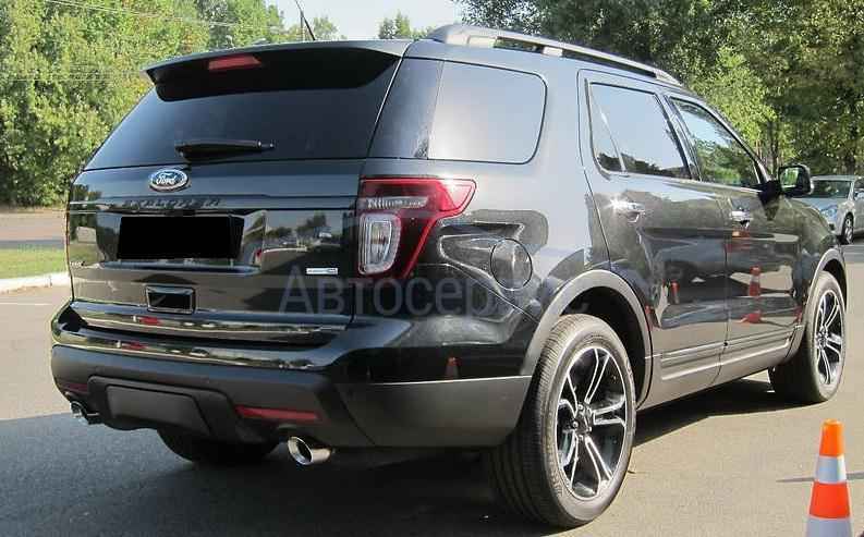 черный Эксплорер сзади