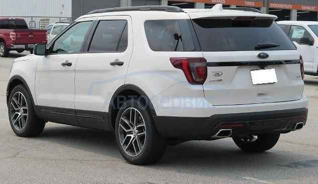 белый Эксплорер сзади