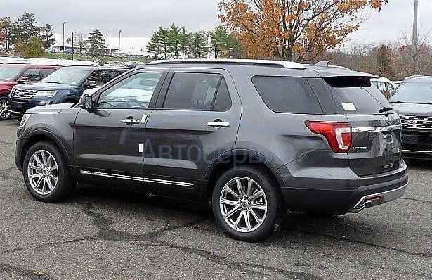 серый Эксплорер на парковке