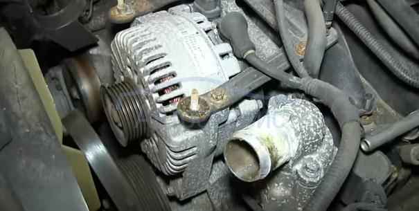 генератор двигателя под капотом