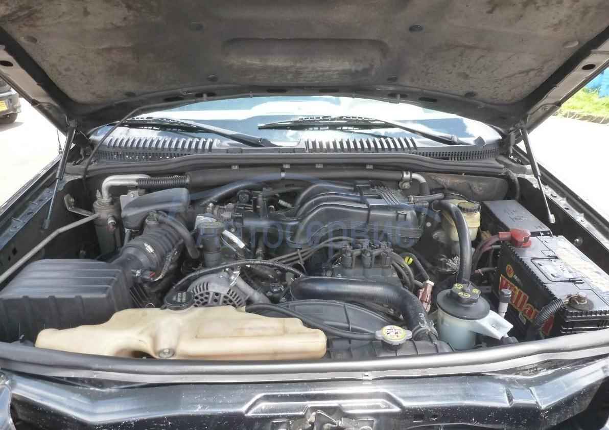 открытый капот на автомобиле